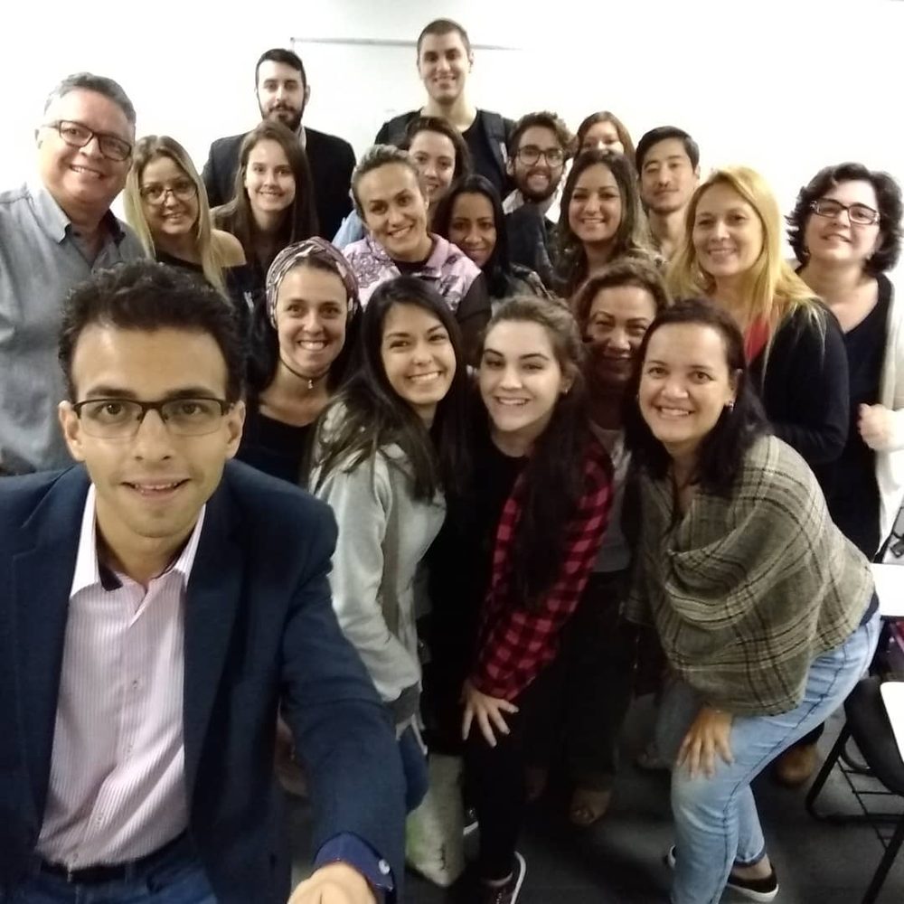 Caio Ferreira com uma turma de curso livre da Sociedade dos Psicólogos